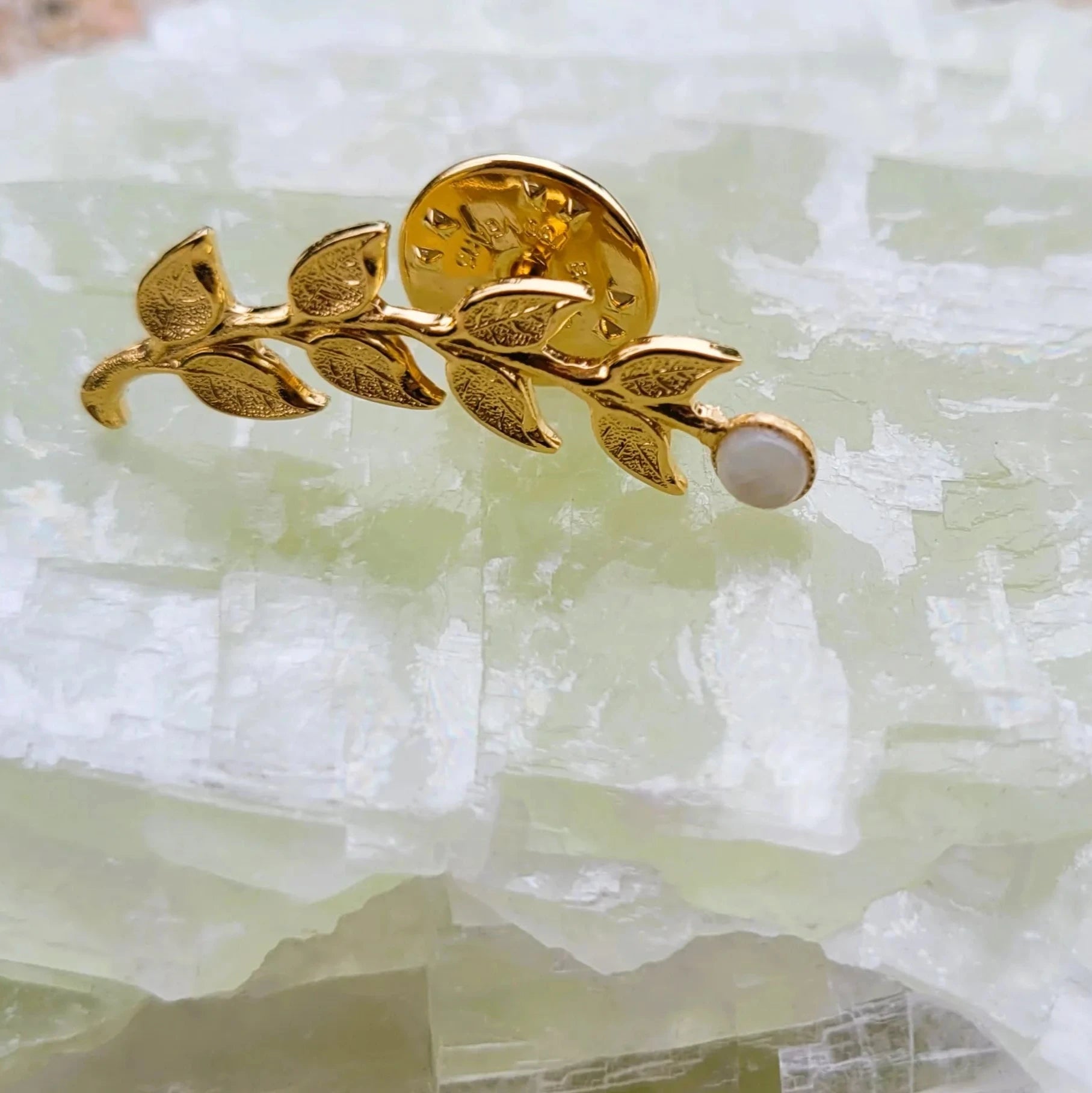 broche pour vêtement de femme Laurier en nacre et laiton recouvert d’or fin