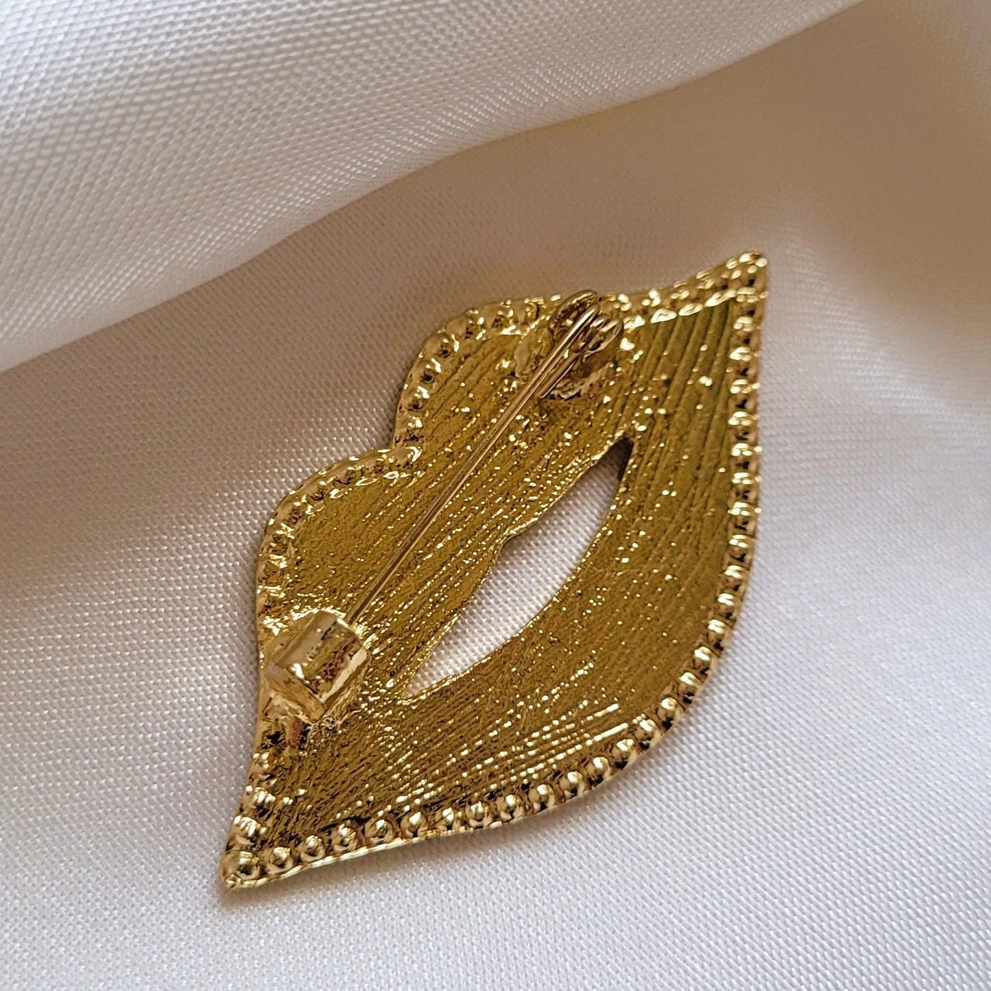 broche pour vêtement de femme Lipsy, une broche fantaisie en forme de bouche bleue avec des strass