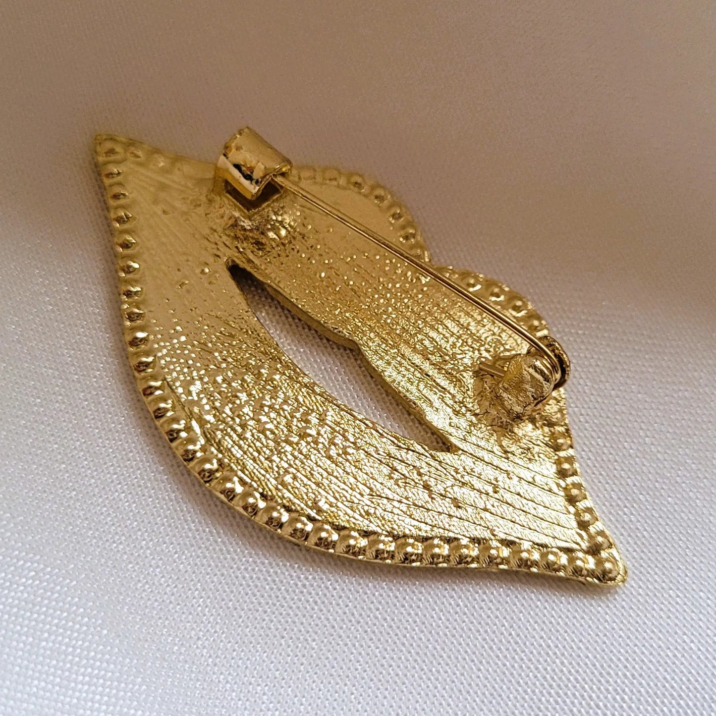 broche pour vêtement de femme Lipsy, un bijou moderne vintage rouge