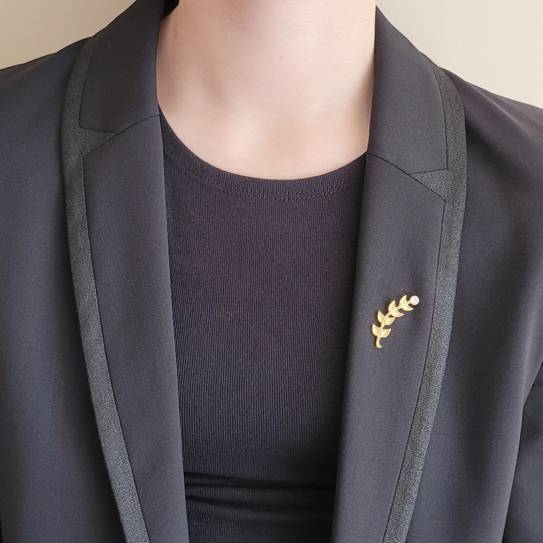 broches bijoux modèle Laurier de la marque Un de ces quatre en nacre et laiton recouvert d’or fin