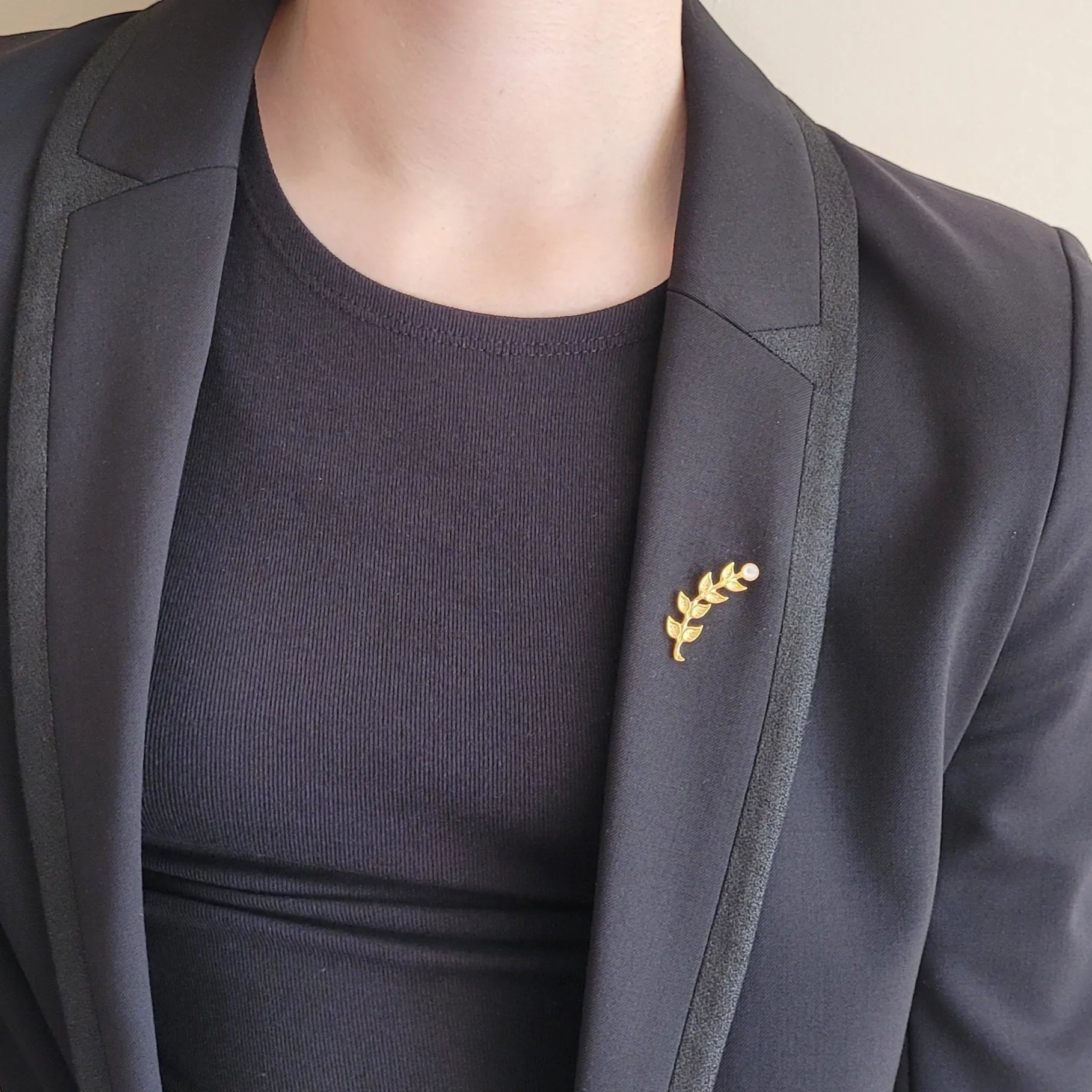 broches bijoux modèle Laurier de la marque Un de ces quatre en nacre, un véritable accessoire de mode