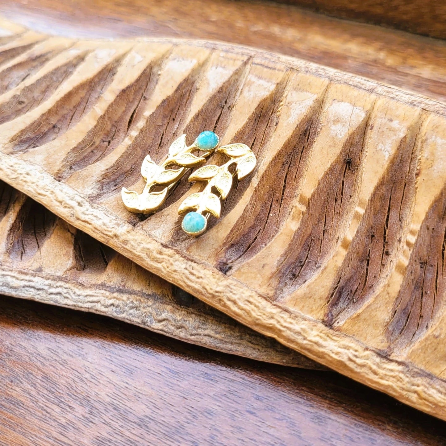 boucles d’oreilles climbers laurier en laiton recouvert d’or avec boule d’amazonite