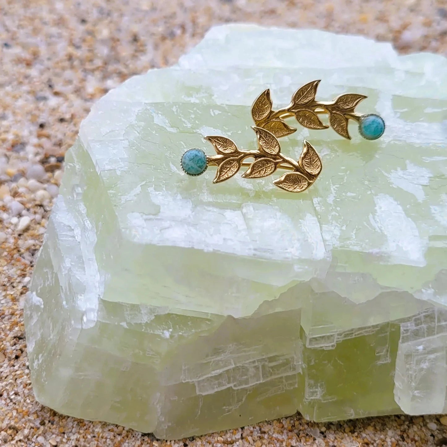 boucles d’oreilles climbers laurier tendances 2024 en laiton recouvert d’or et amazonite