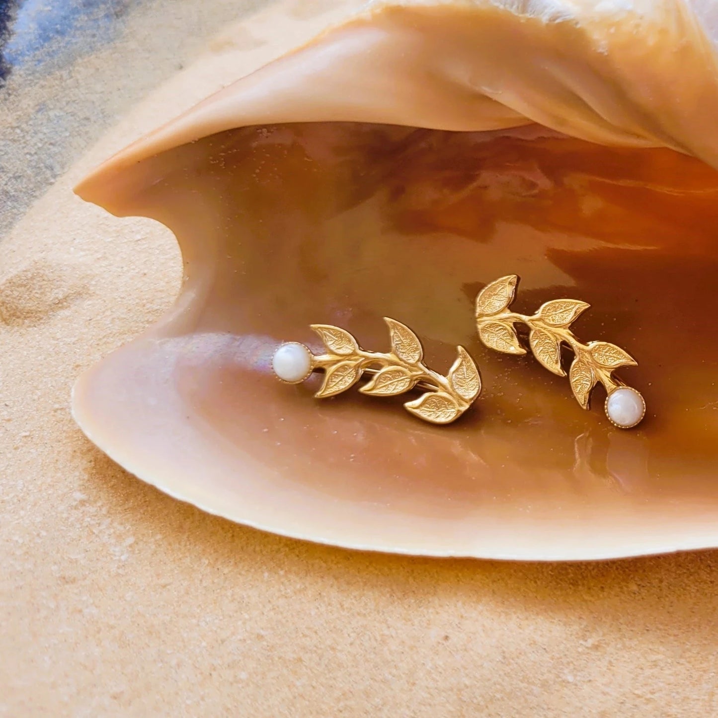 bijoux boucles d’oreilles climbers laurier en laiton recouvert d’or et nacre