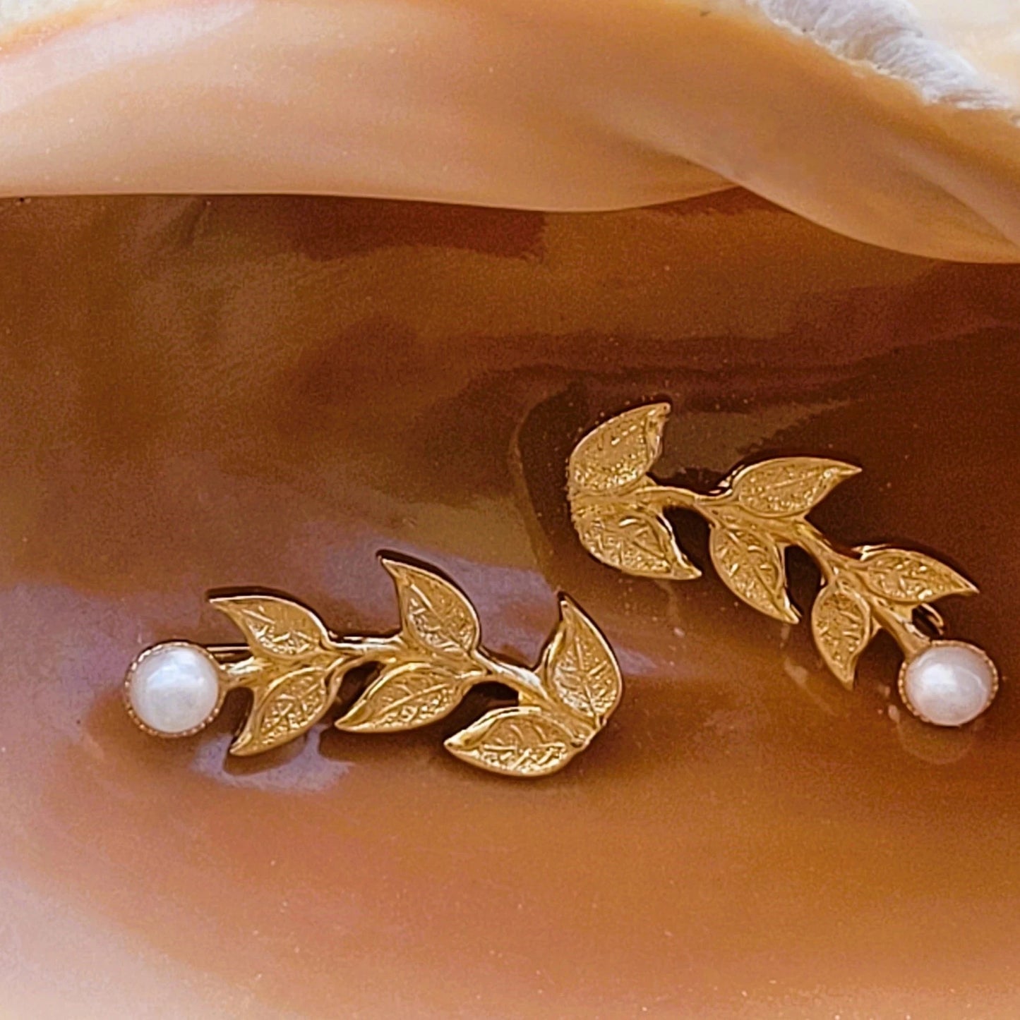 bijoux boucles d’oreilles climbers feuille de laurier et nacre