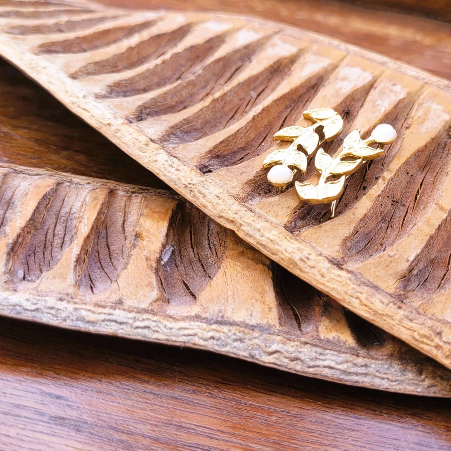 boucles d’oreilles climbers laurier en laiton recouvert d’or avec boule de nacre