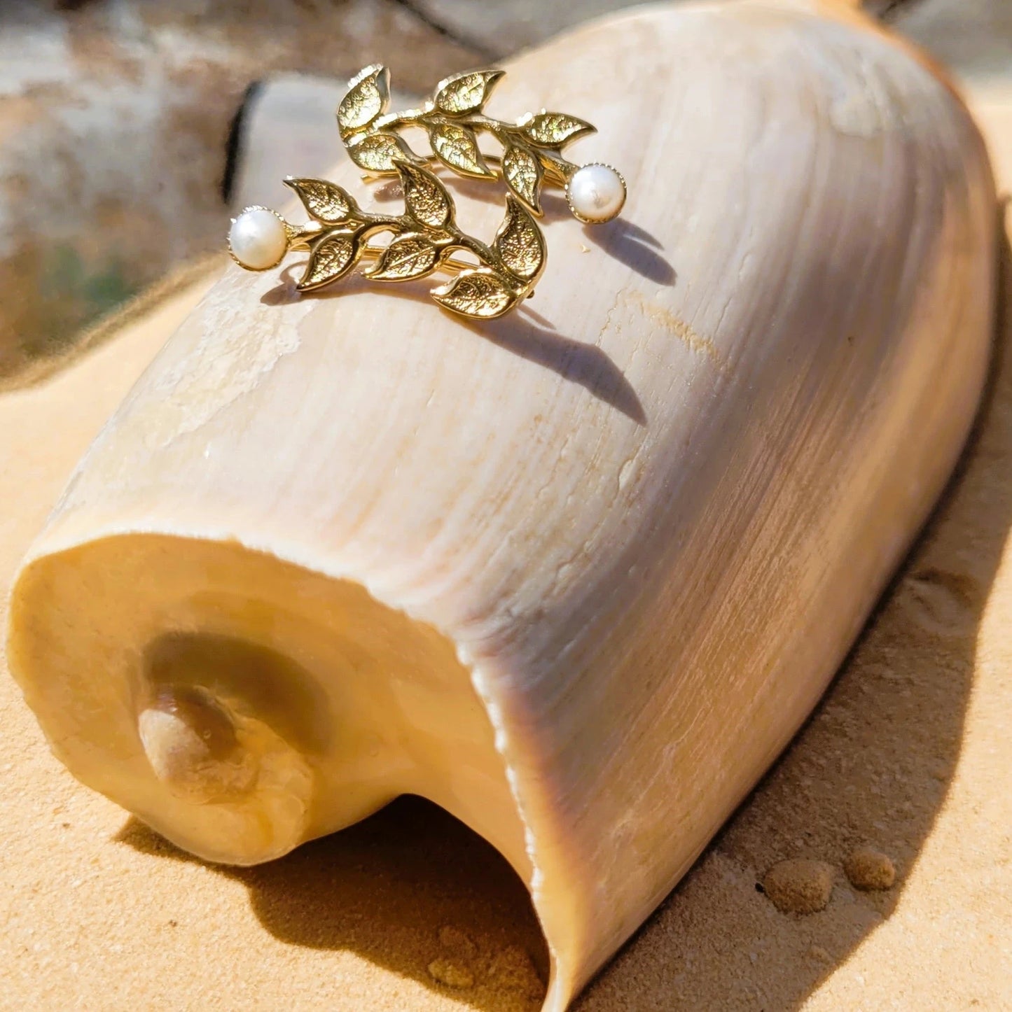 boucles d’oreilles climbers laurier en laiton recouvert d’or et pierre naturelle de nacre