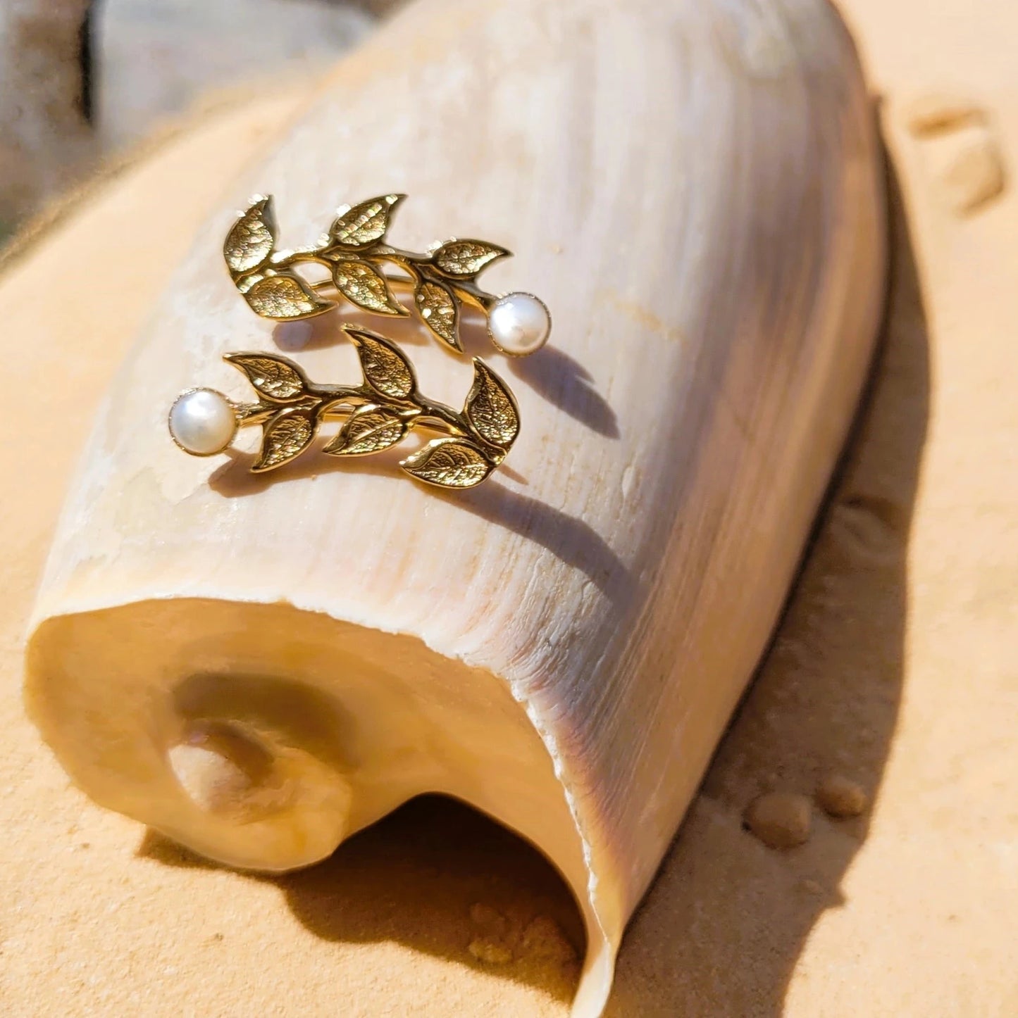 boucles d’oreilles climbers feuille de laurier et pierre naturelle de nacre