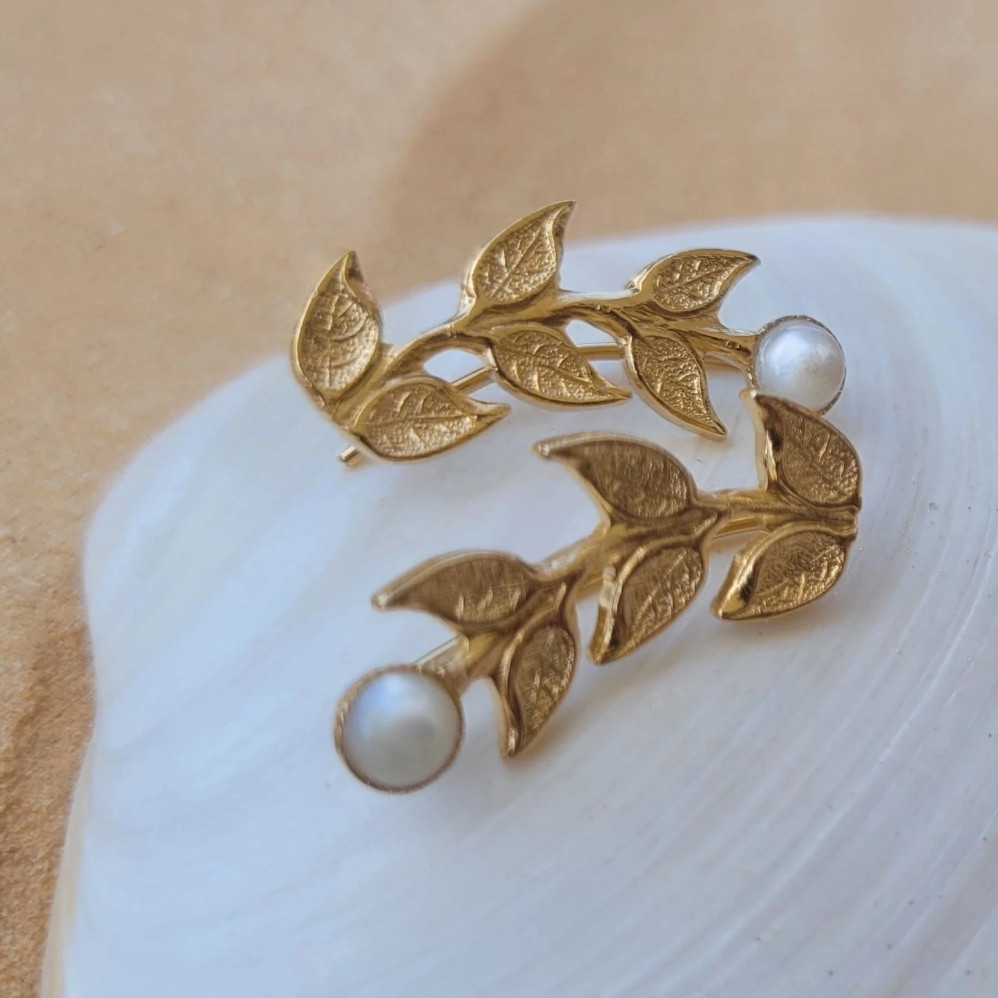 boucles d’oreilles climbers laurier tendances 2024 en laiton recouvert d’or et nacre