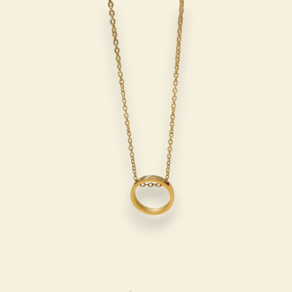 collier en acier inoxydable Eternity, un collier doré avec un pendentif cercle