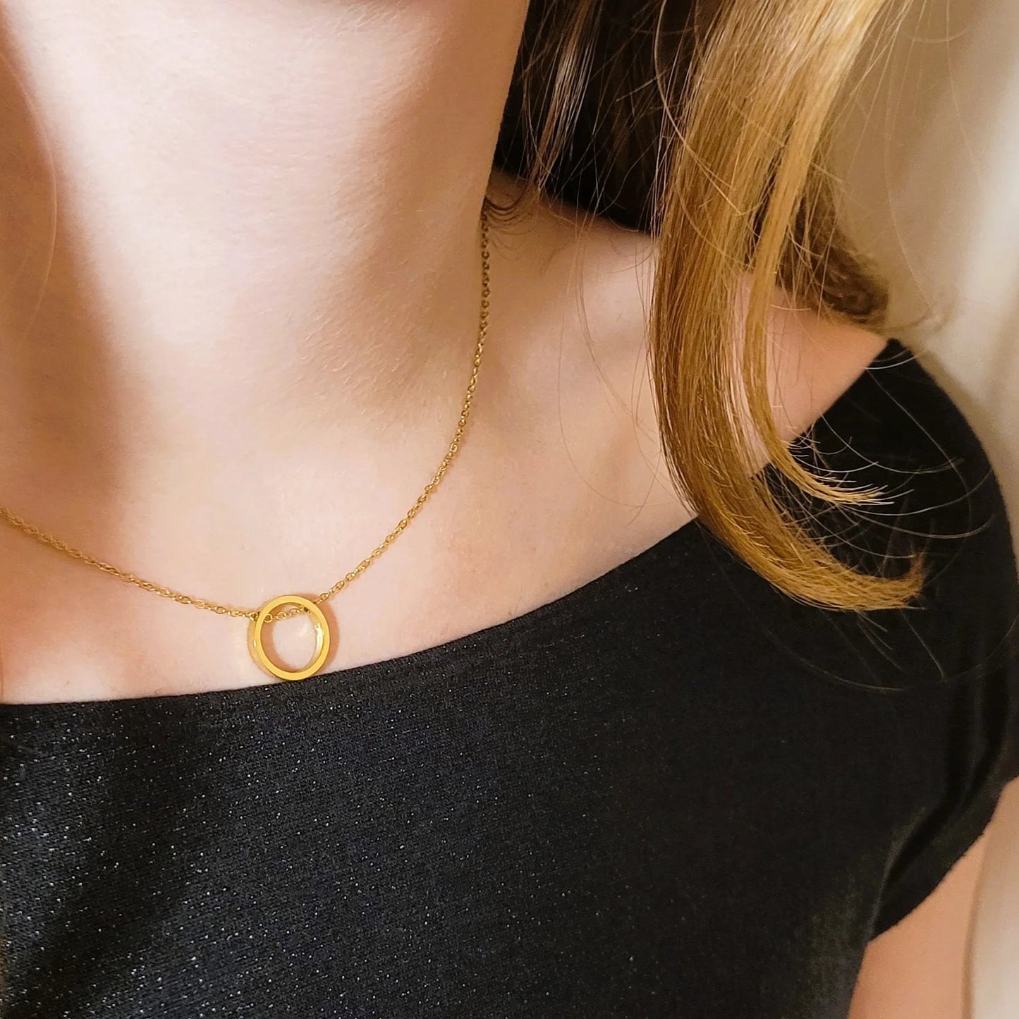 collier en acier inoxydable Eternity doré, un collier fantaisie pour femme avec un pendentif cercle