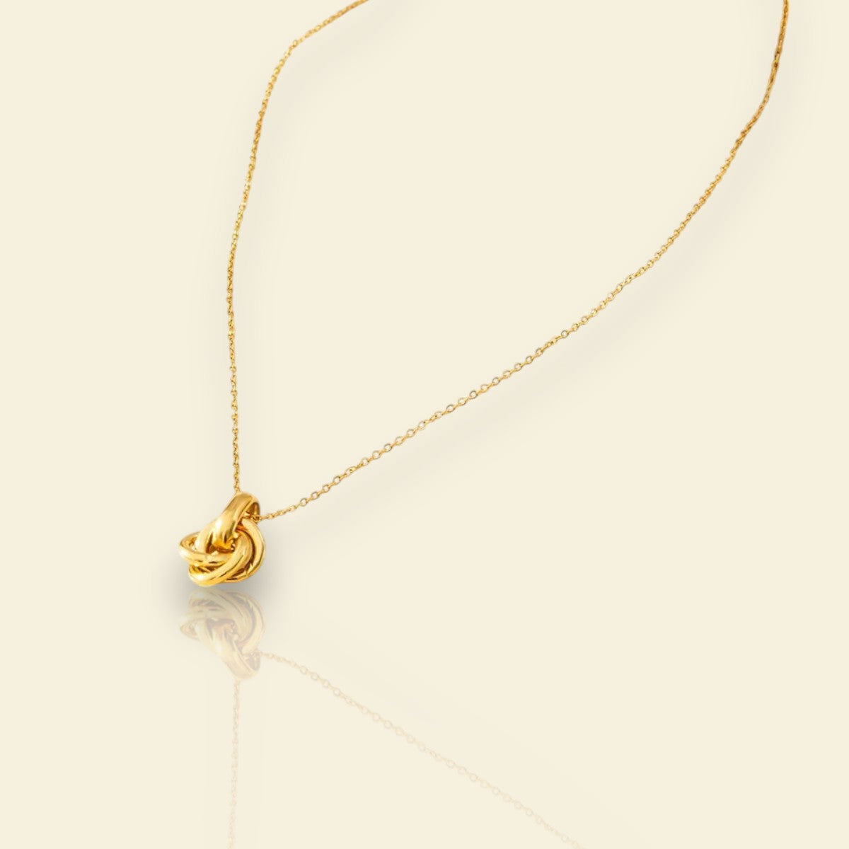 collier en acier inoxydable Insieme, un collier doré avec un pendentif anneaux entrelacés