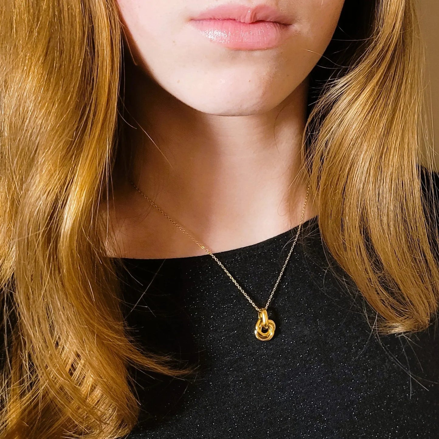 collier en acier inoxydable Insieme doré, un collier fantaisie pour femme avec un pendentif anneaux entrelacés