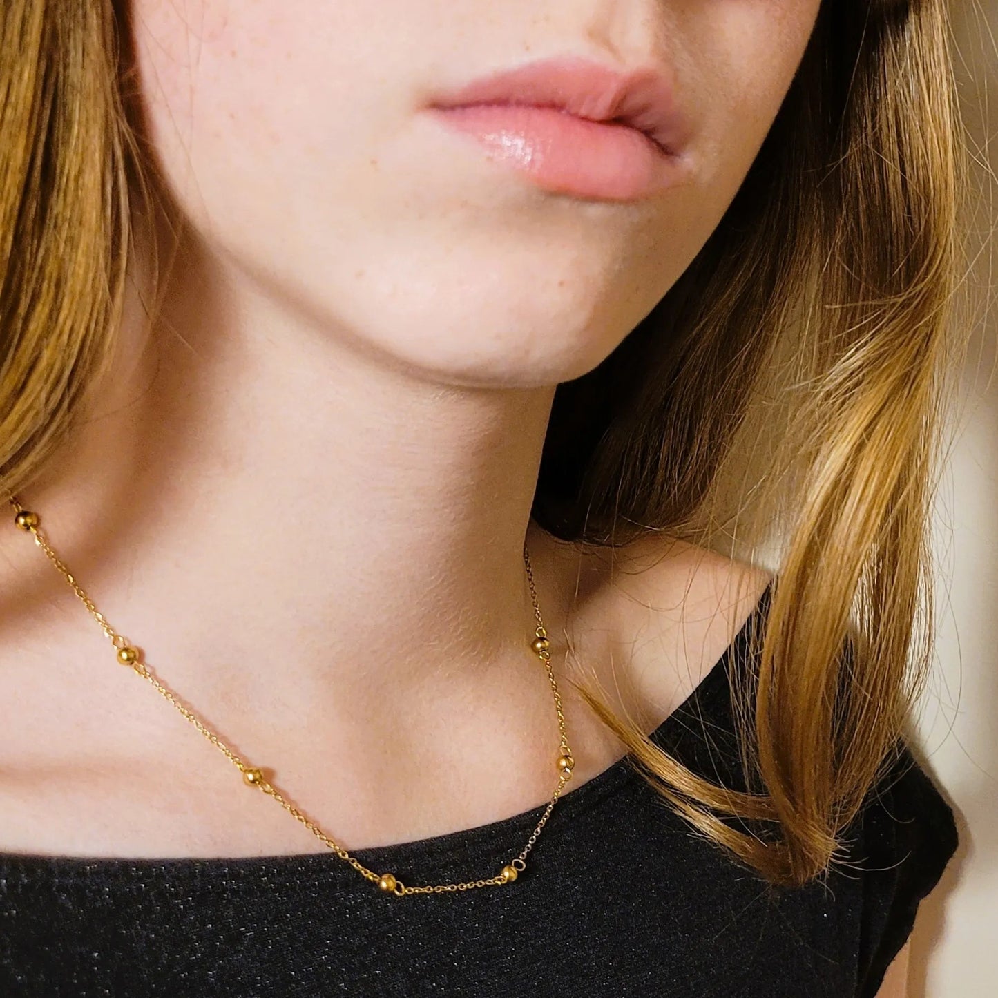 collier en acier inoxydable Lovely, un collier doré orné de petites boules délicates