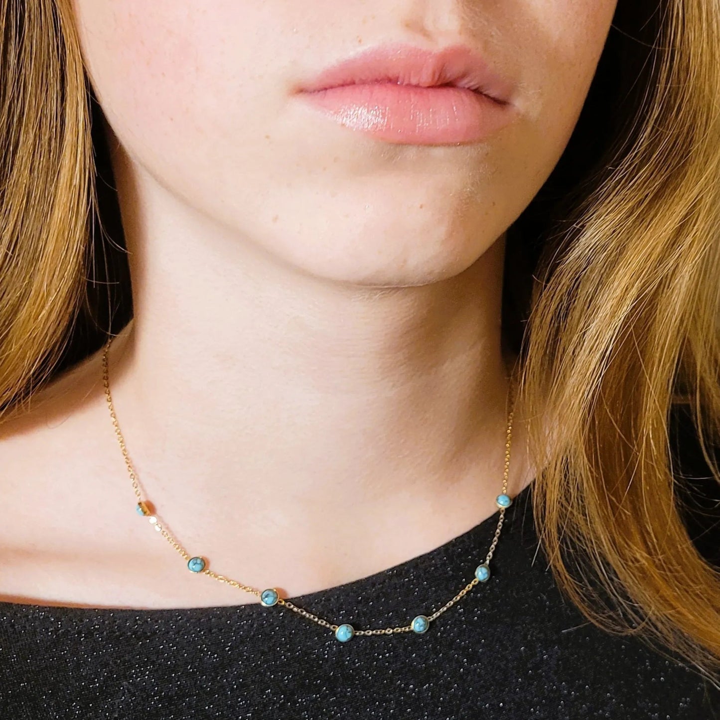 collier en acier inoxydable Mina, un collier doré orné de pierres turquoise