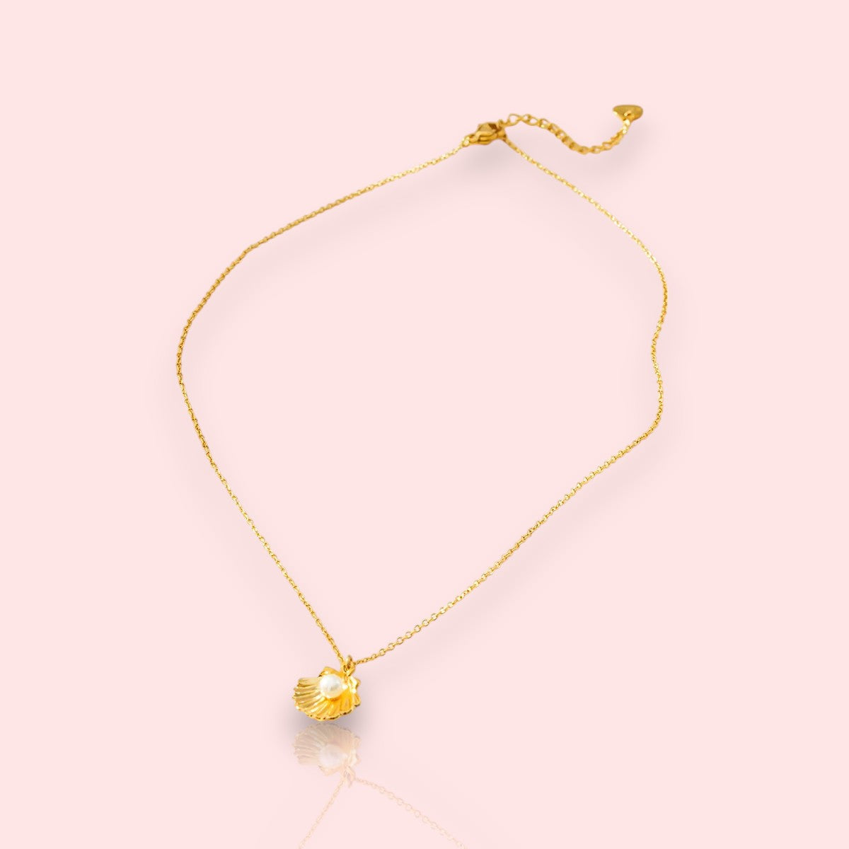 collier en acier inoxydable Perla, un collier doré coquillage