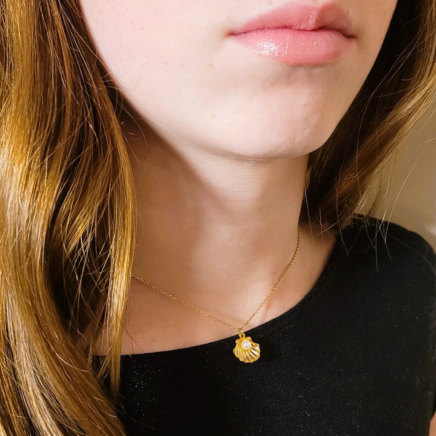 collier en acier inoxydable Perla doré, un collier coquillage fantaisie pour femme
