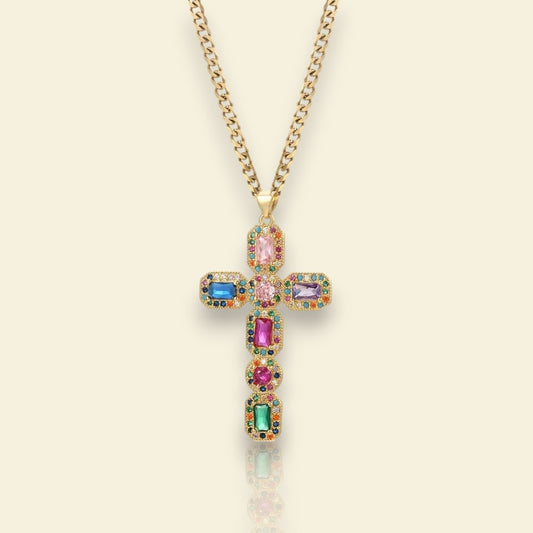 collier doré Byzancia, une chaine et sa croix chargée de spiritualité