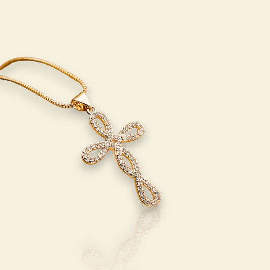 collier doré Chrystelle, une chaine et sa croix chargée de spiritualité