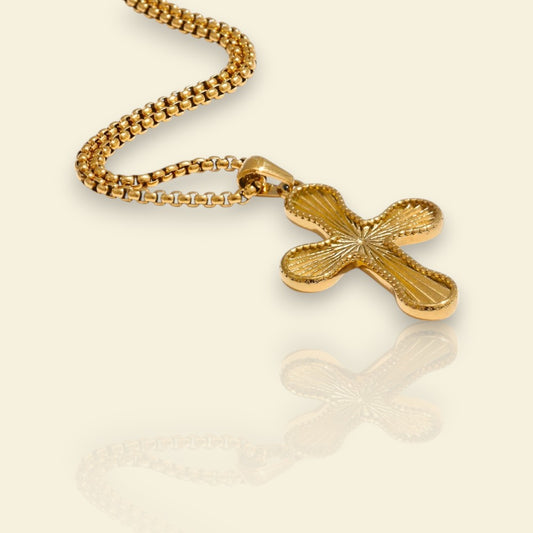 collier doré Évangeline, une chaine et sa croix chargée de spiritualité