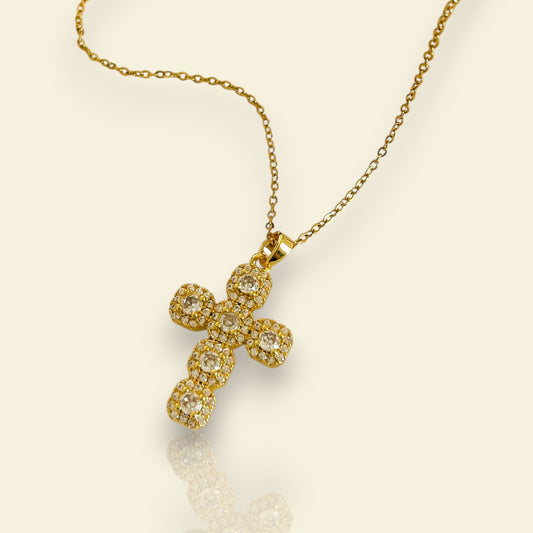 collier doré Liora, une chaine et sa croix chargée de spiritualité