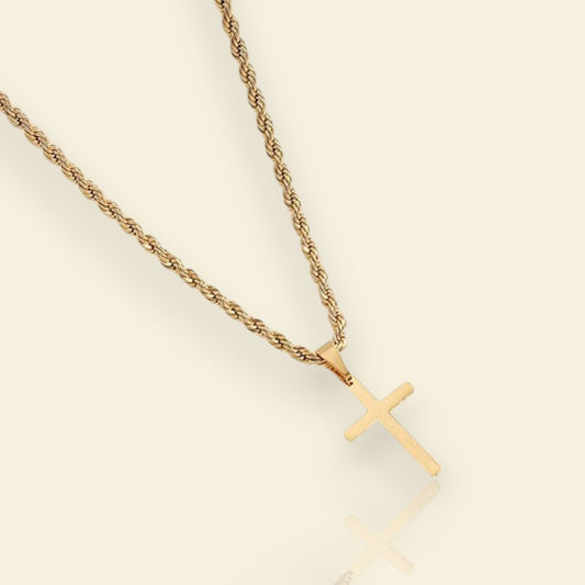 collier doré Solenne, une chaine et sa croix chargée de spiritualité