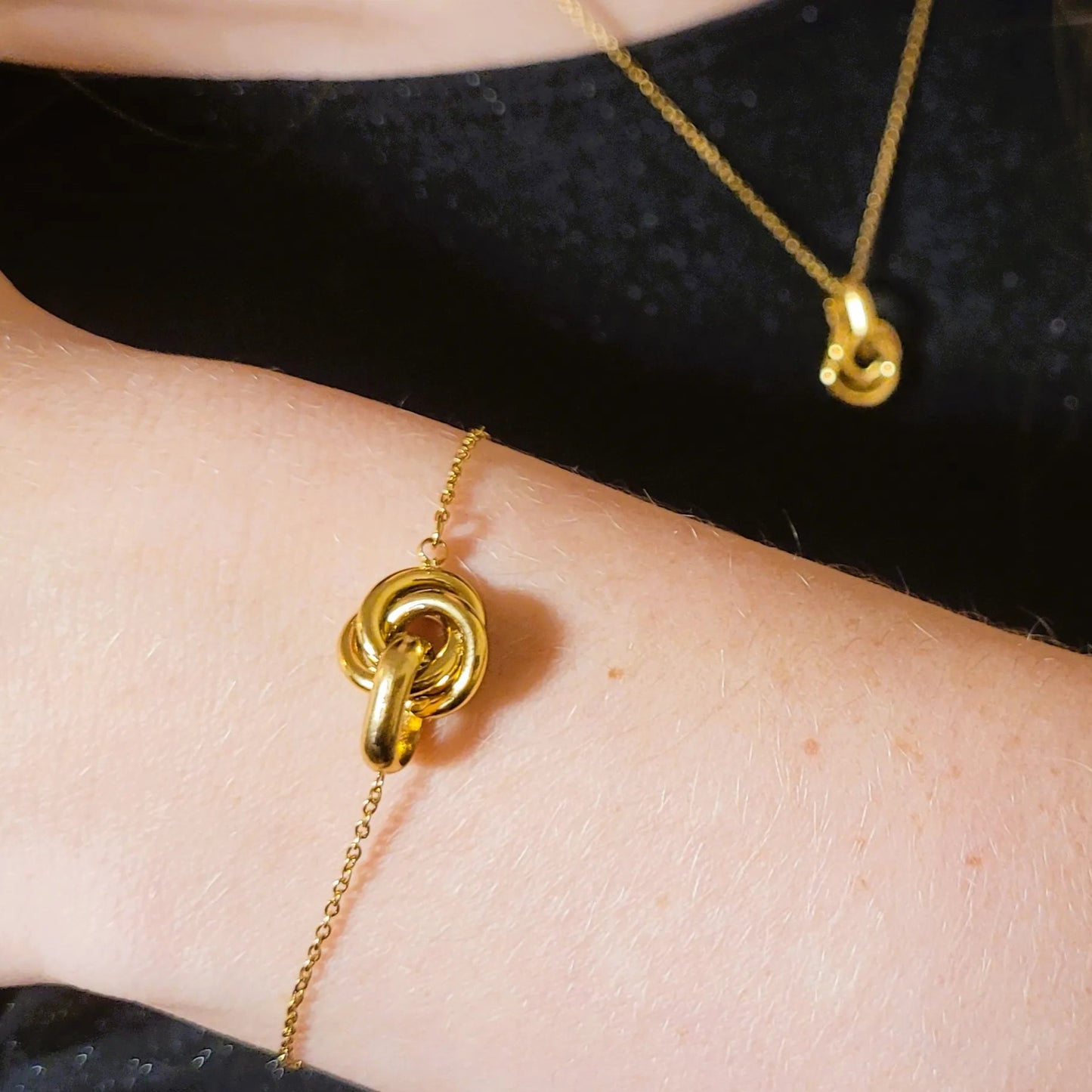 collier doré Insieme, un bijou pour femme tendance en 2025