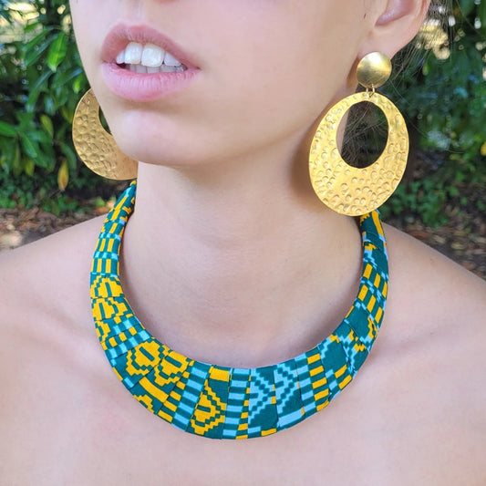 collier ethnique Adama, un collier tissu en pagne vert et jaune orangé