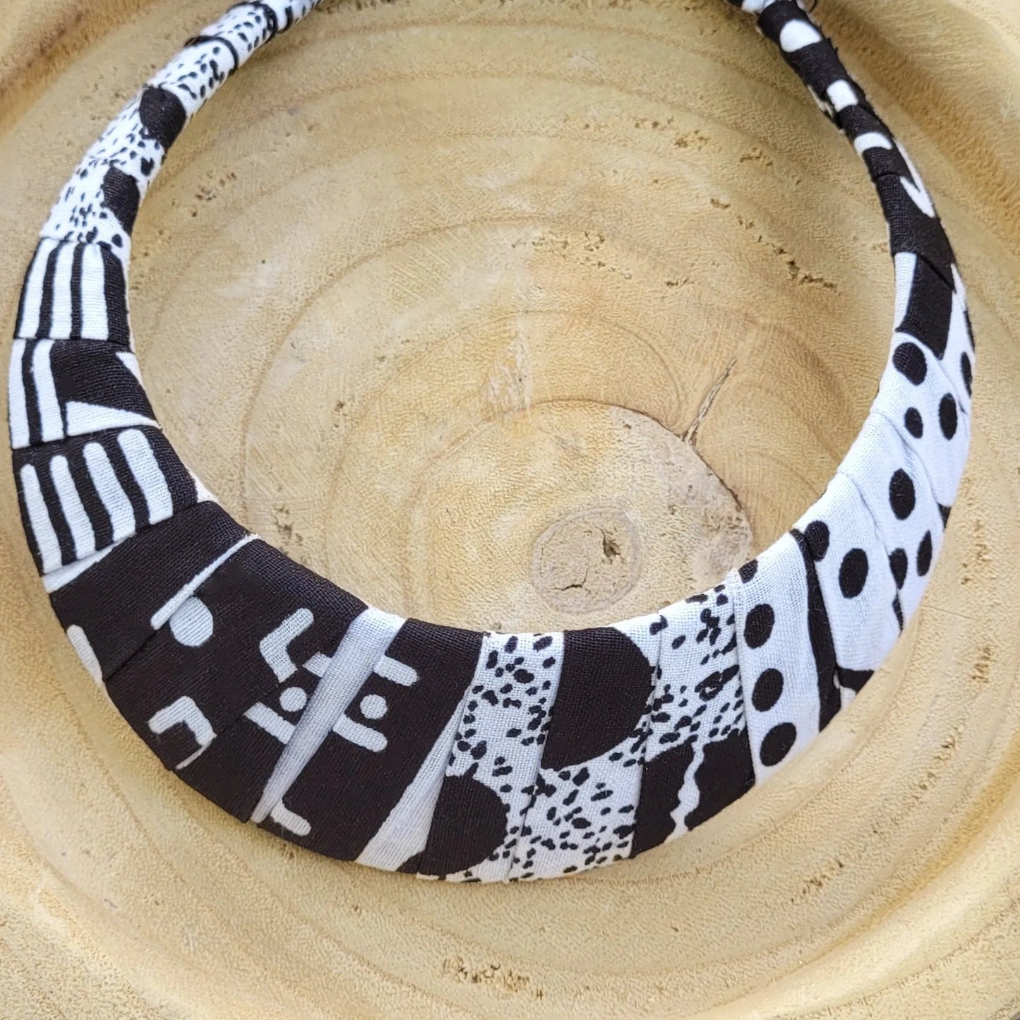 collier ethnique Maty, un collier coloré en pagne noir et blanc