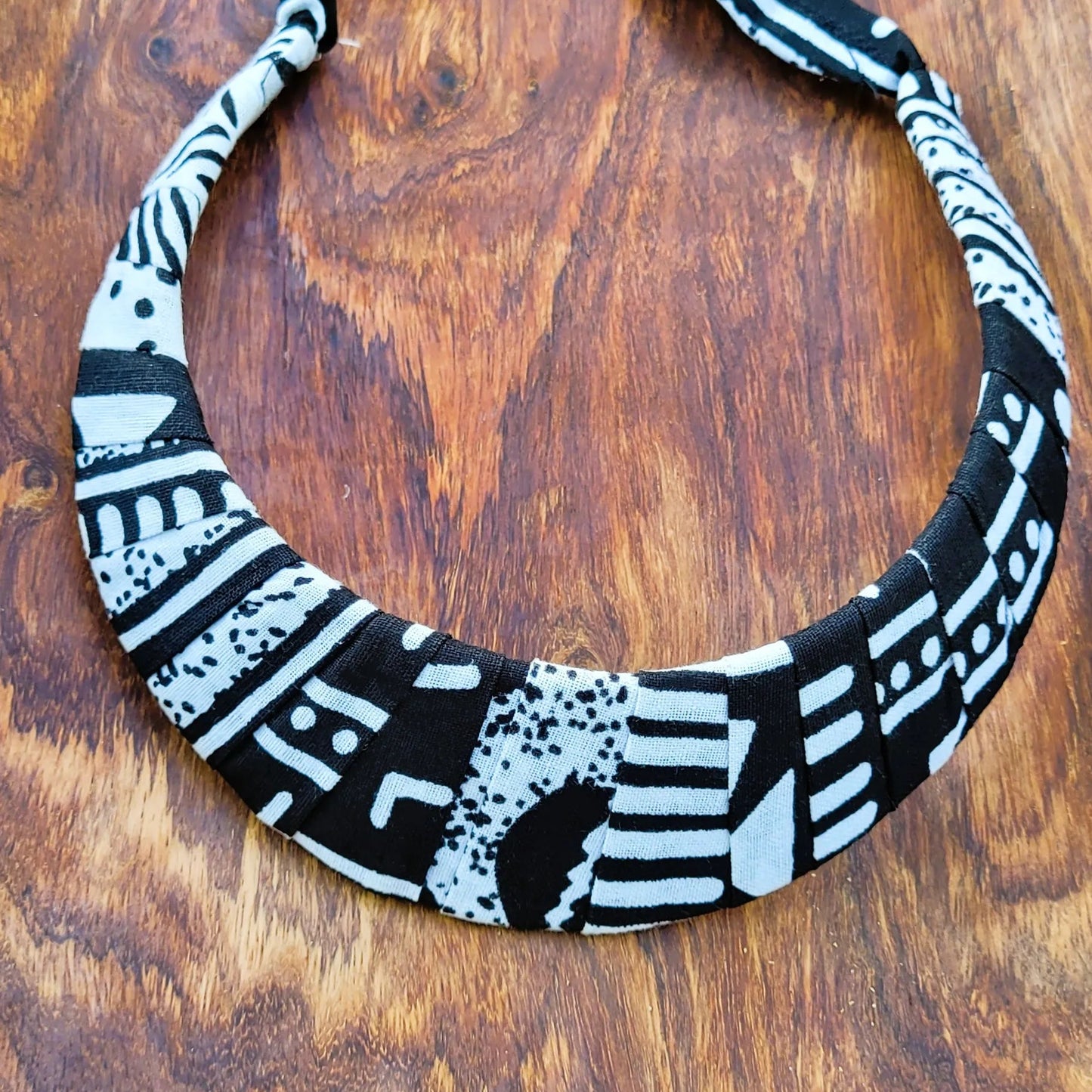 collier ethnique Maty, un collier coloré fait artisanalement à Dakar