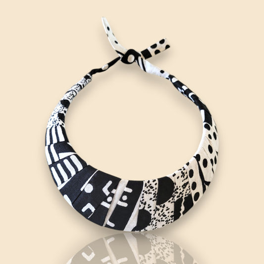 collier ethnique Maty, un collier tissu en wax noir et blanc