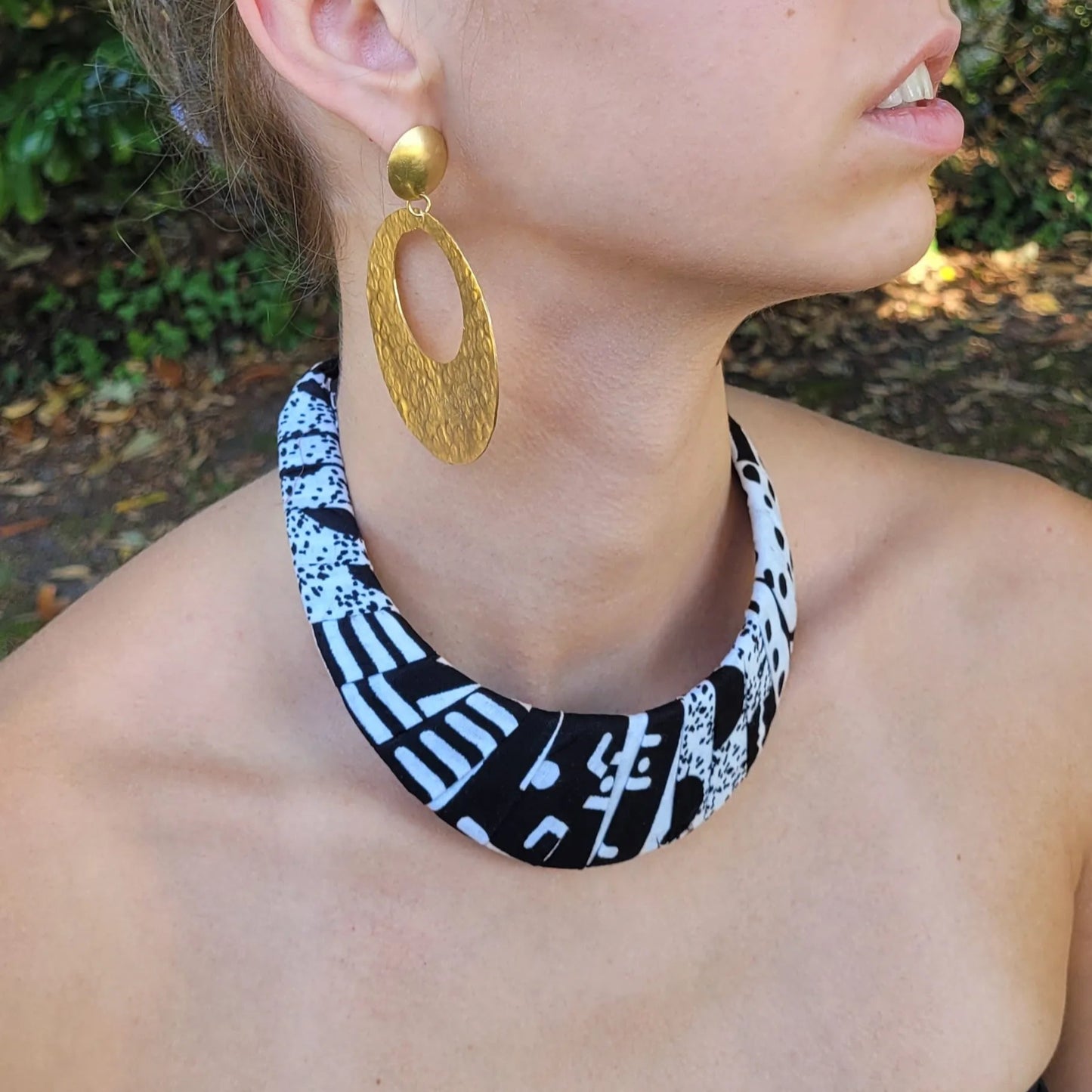 collier en ethnique Maty, un collier tissu fait d’un plastron drapé d’un tissu wax