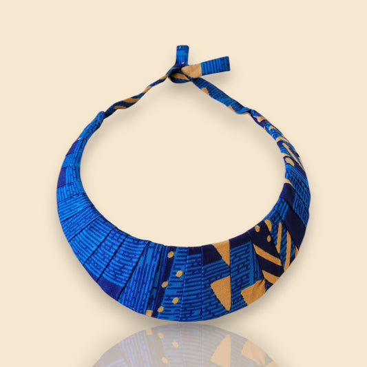 collier ethnique Sokhna, un collier tissu en wax bleu et cuivre