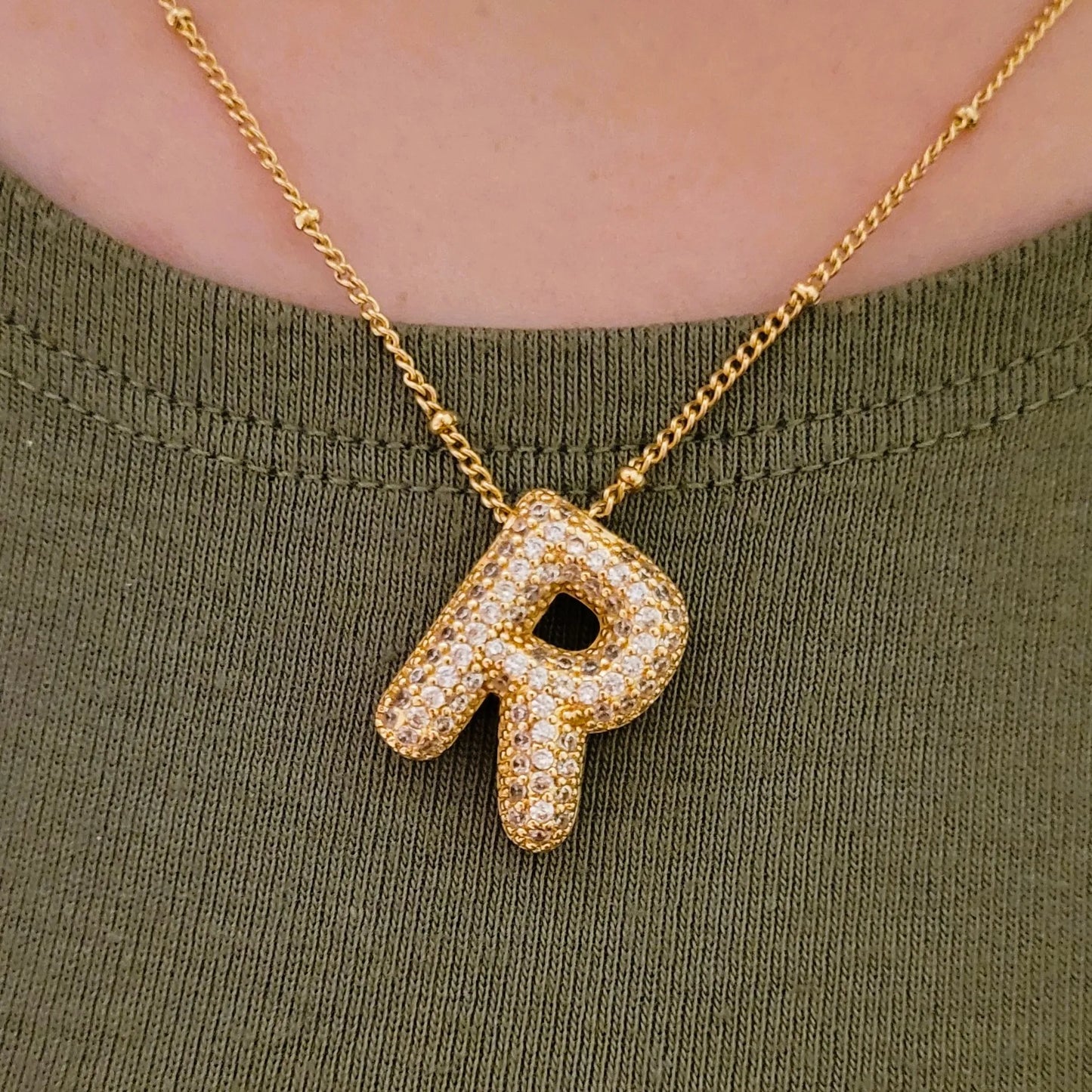 collier initiale doré avec un pendentif lettre tendance en 2025