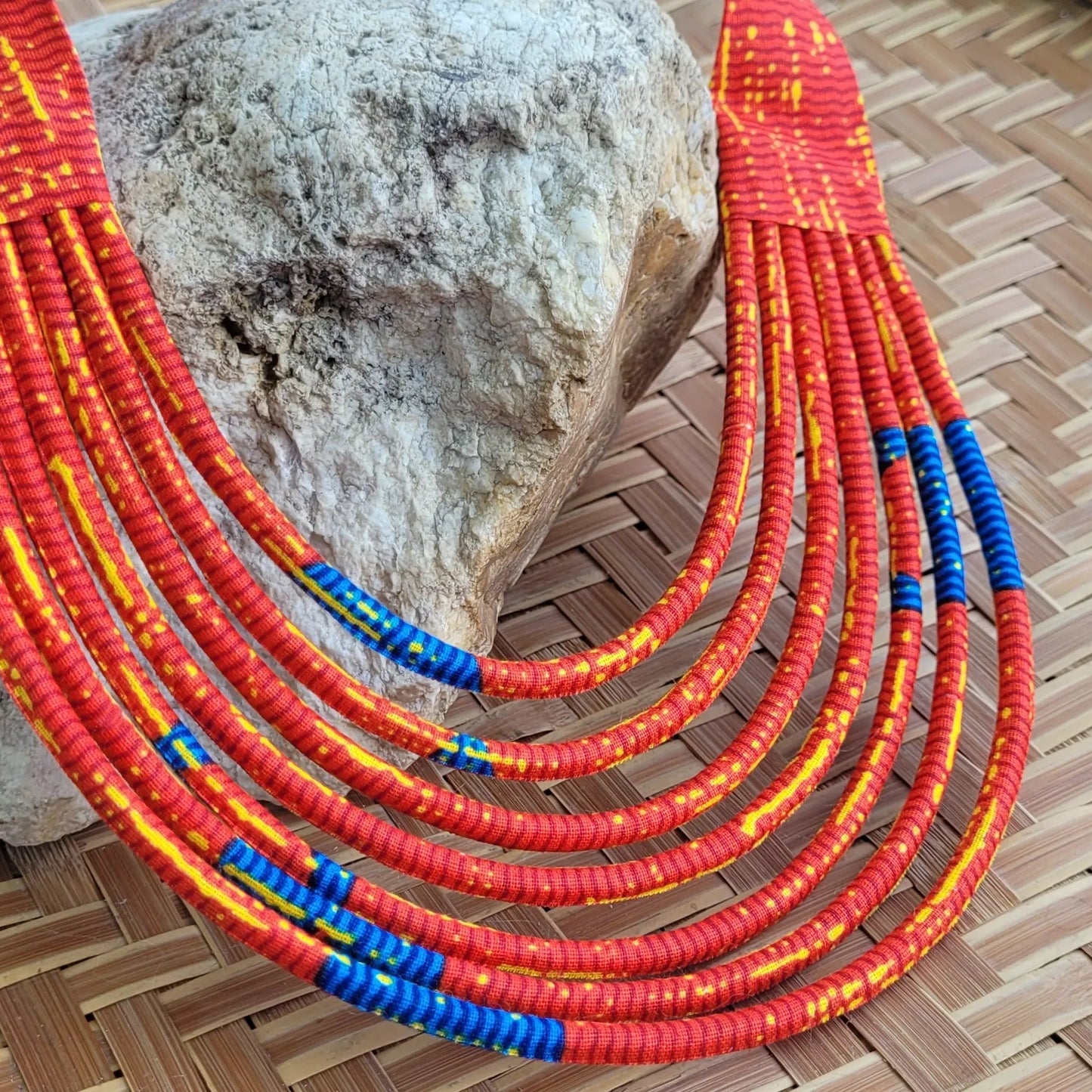 collier en tissu Aïcha, un bijou africain traditionnel en wax rouge vermillon et bleu