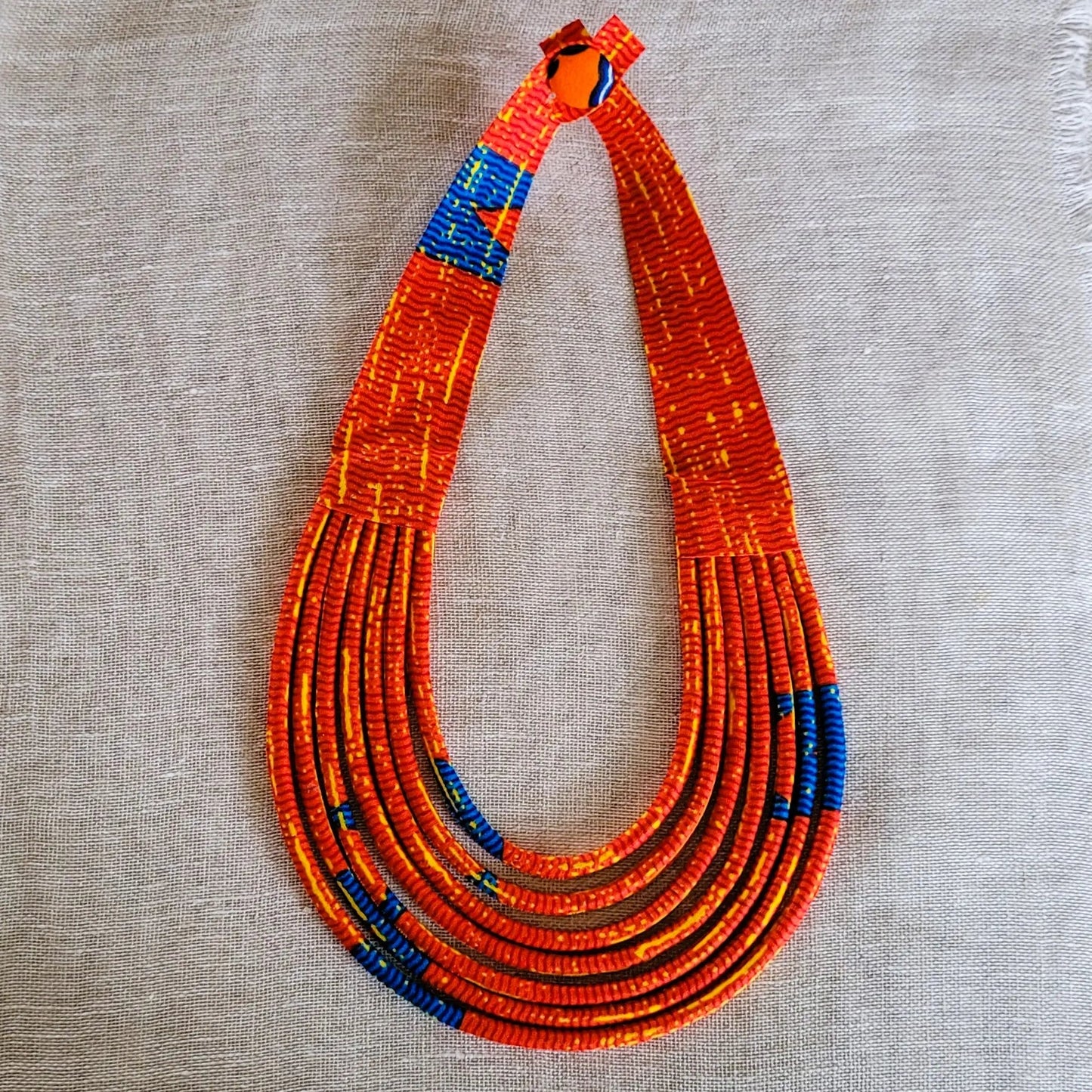 collier en tissu Aïcha, un bijou africain traditionnel fait main à Dakar