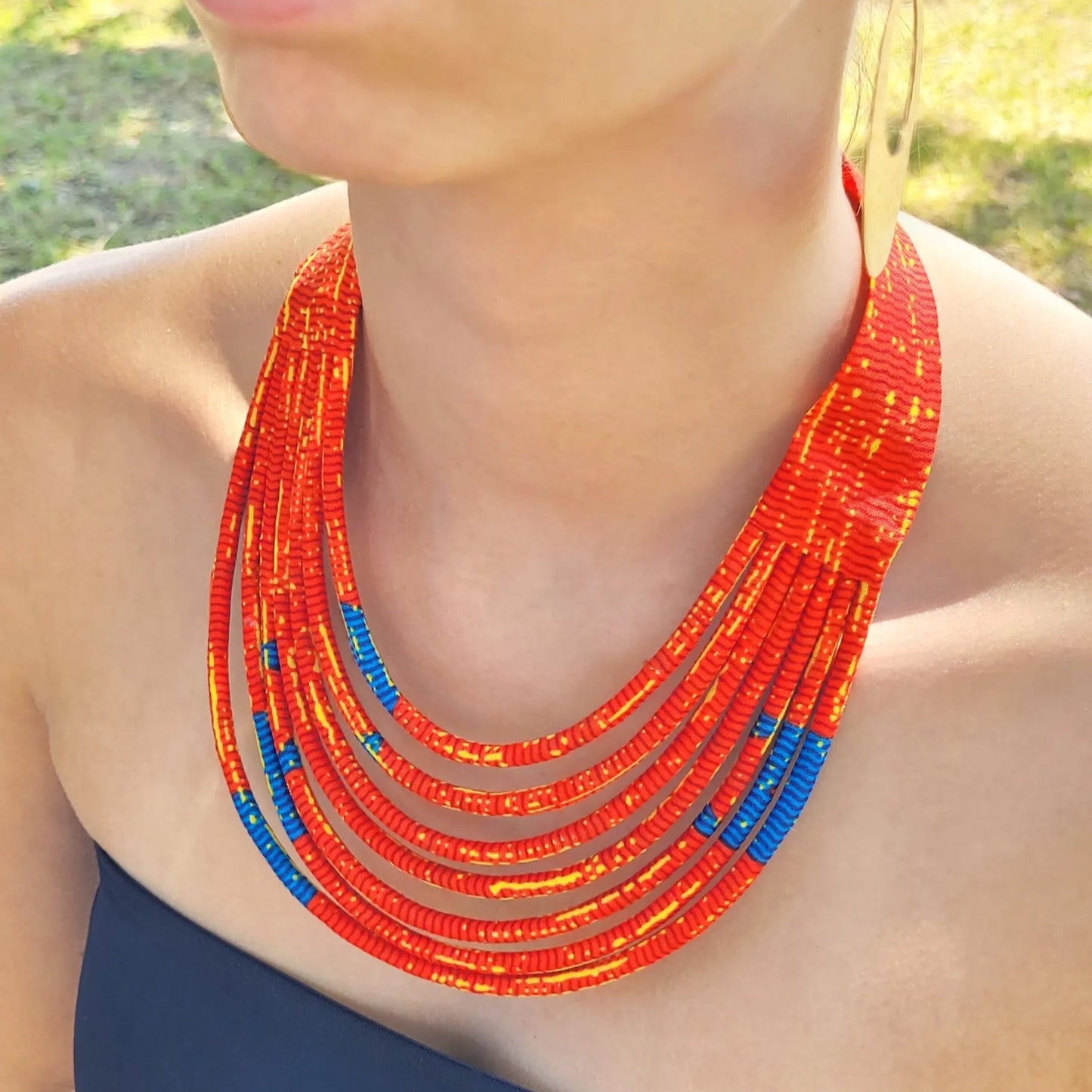collier en tissu Aïcha, un collier coloré en wax rouge vermillon et bleu