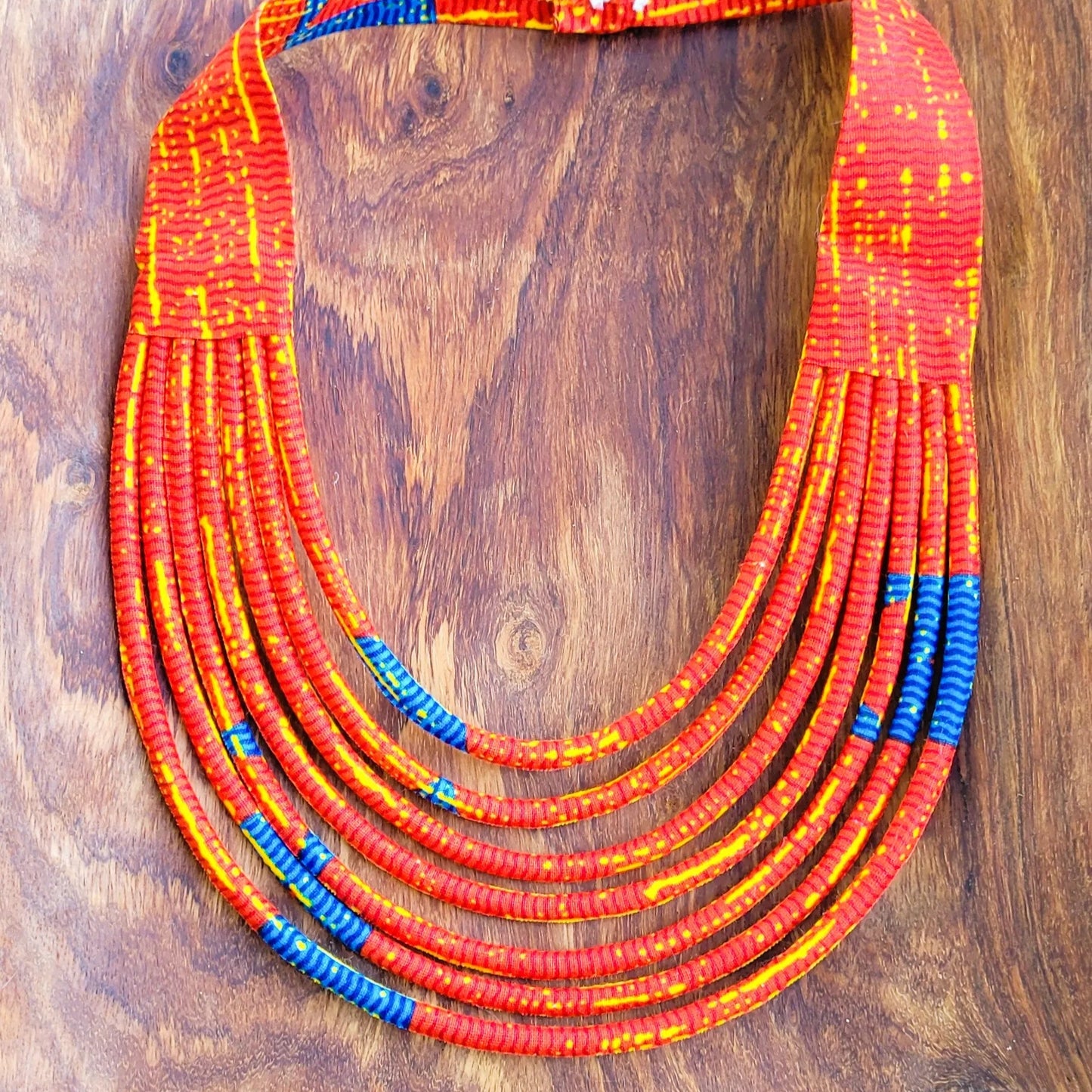 collier en tissu Aïcha, un collier coloré en pagne rouge vermillon et bleu