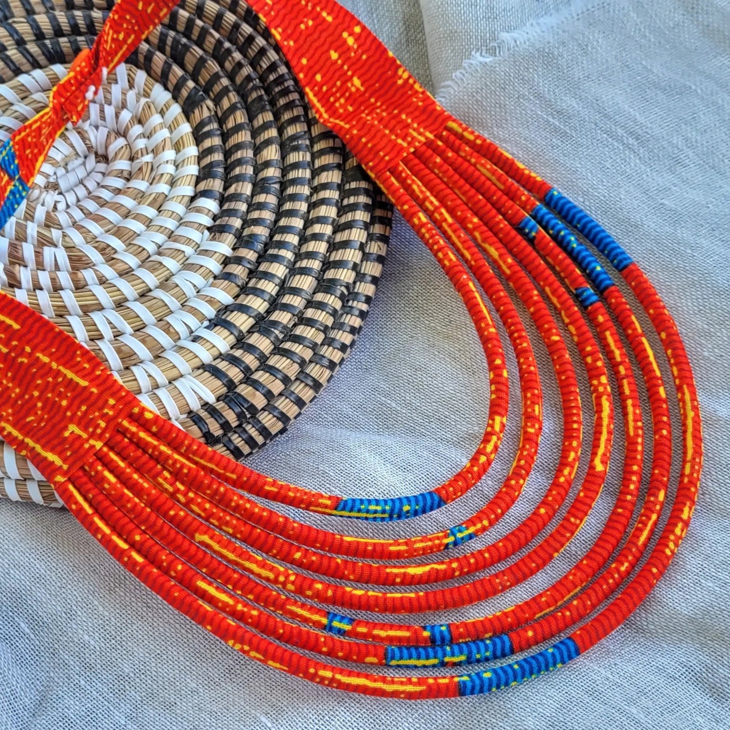 collier en tissu Aïcha, un collier coloré fait main à Dakar