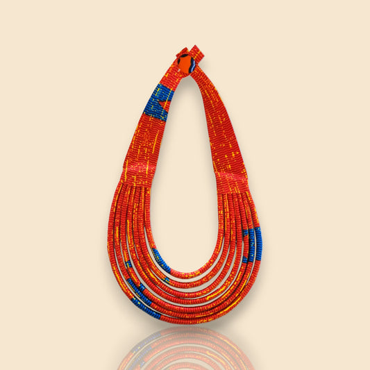 collier en tissu Aïcha, un collier ethnique chic en wax rouge vermillon et bleu