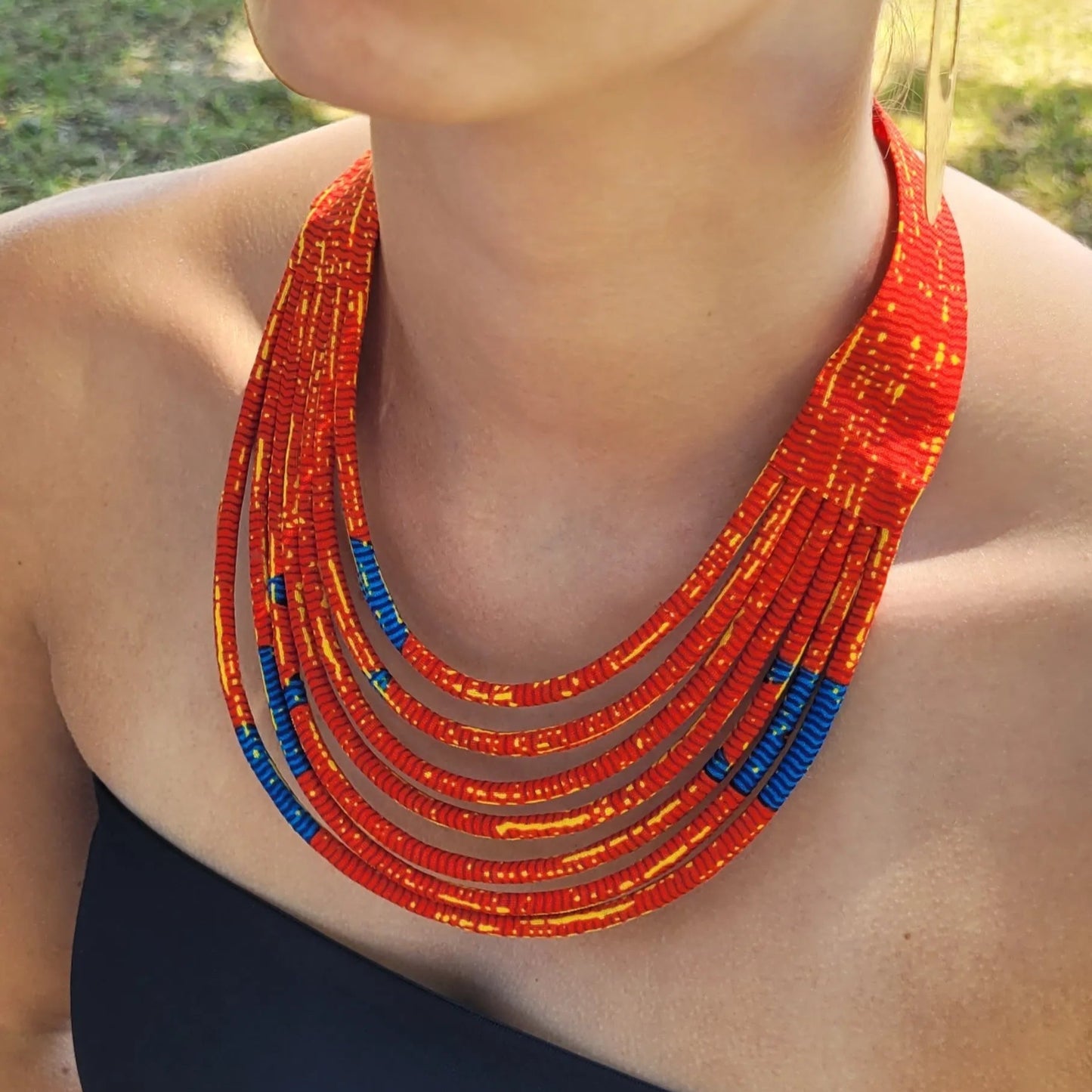 collier en tissu Aïcha, un collier ethnique chic en pagne rouge vermillon et bleu