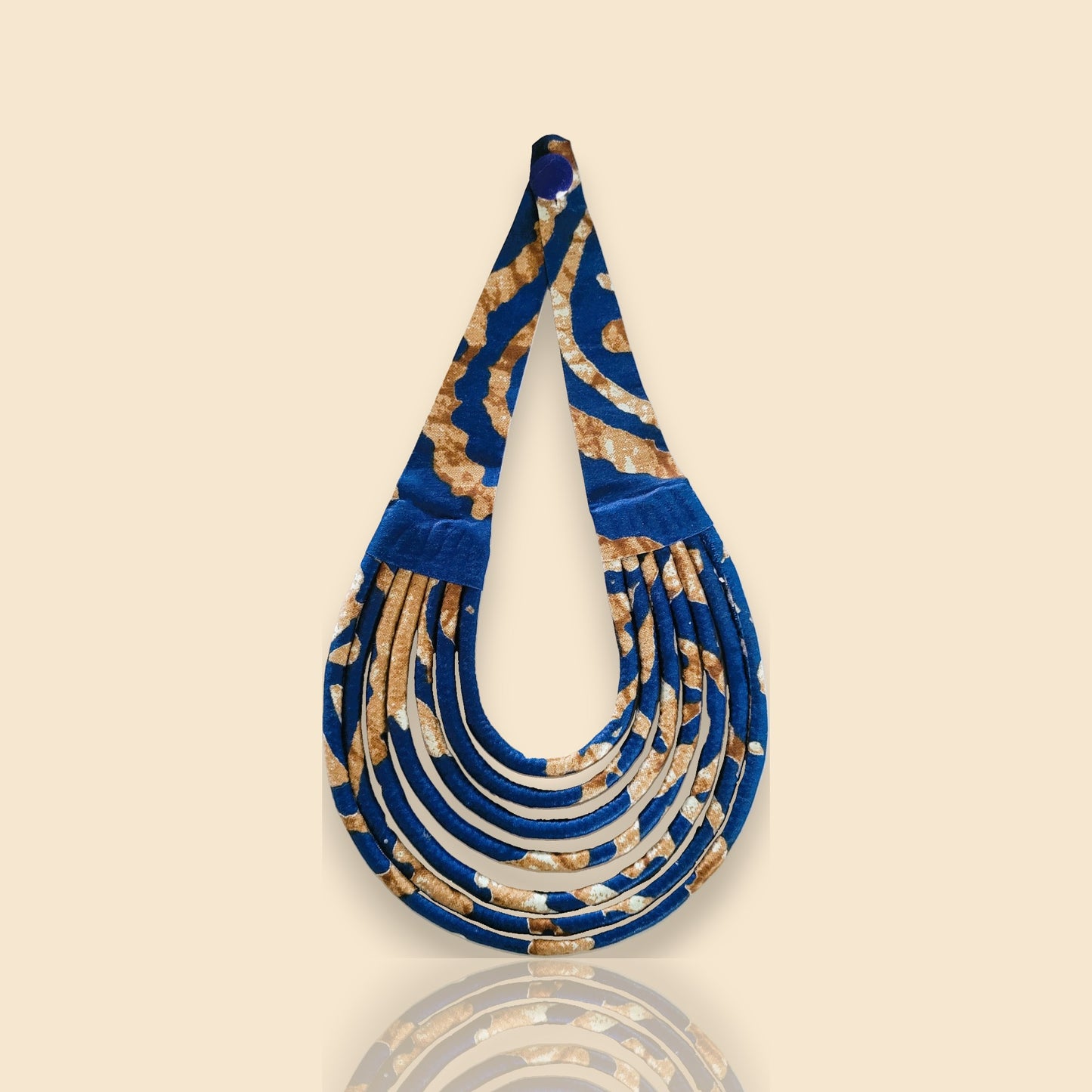 collier en tissu Aïda, un collier ethnique chic en wax bleu et café