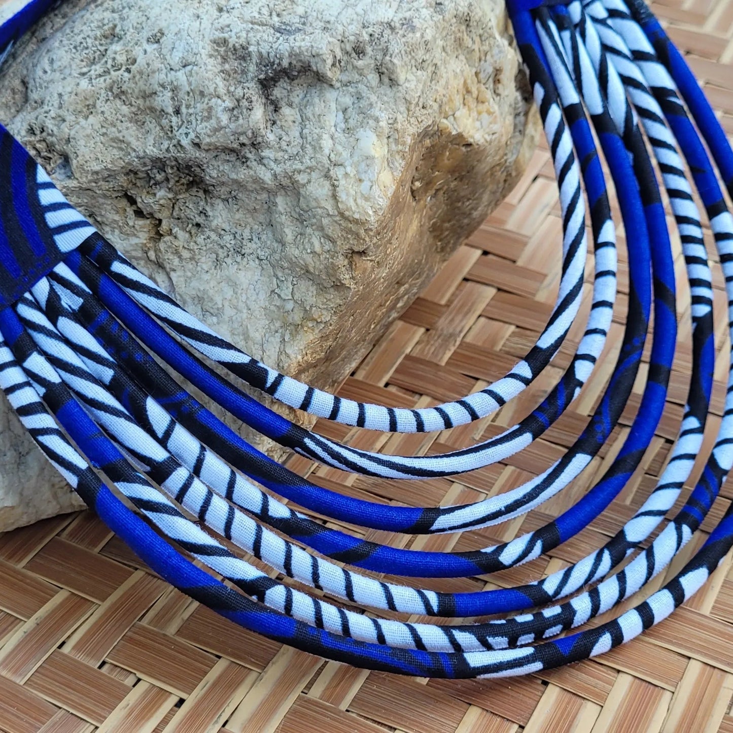 collier en tissu Aïssatou, un bijou africain traditionnel en wax bleu et blanc