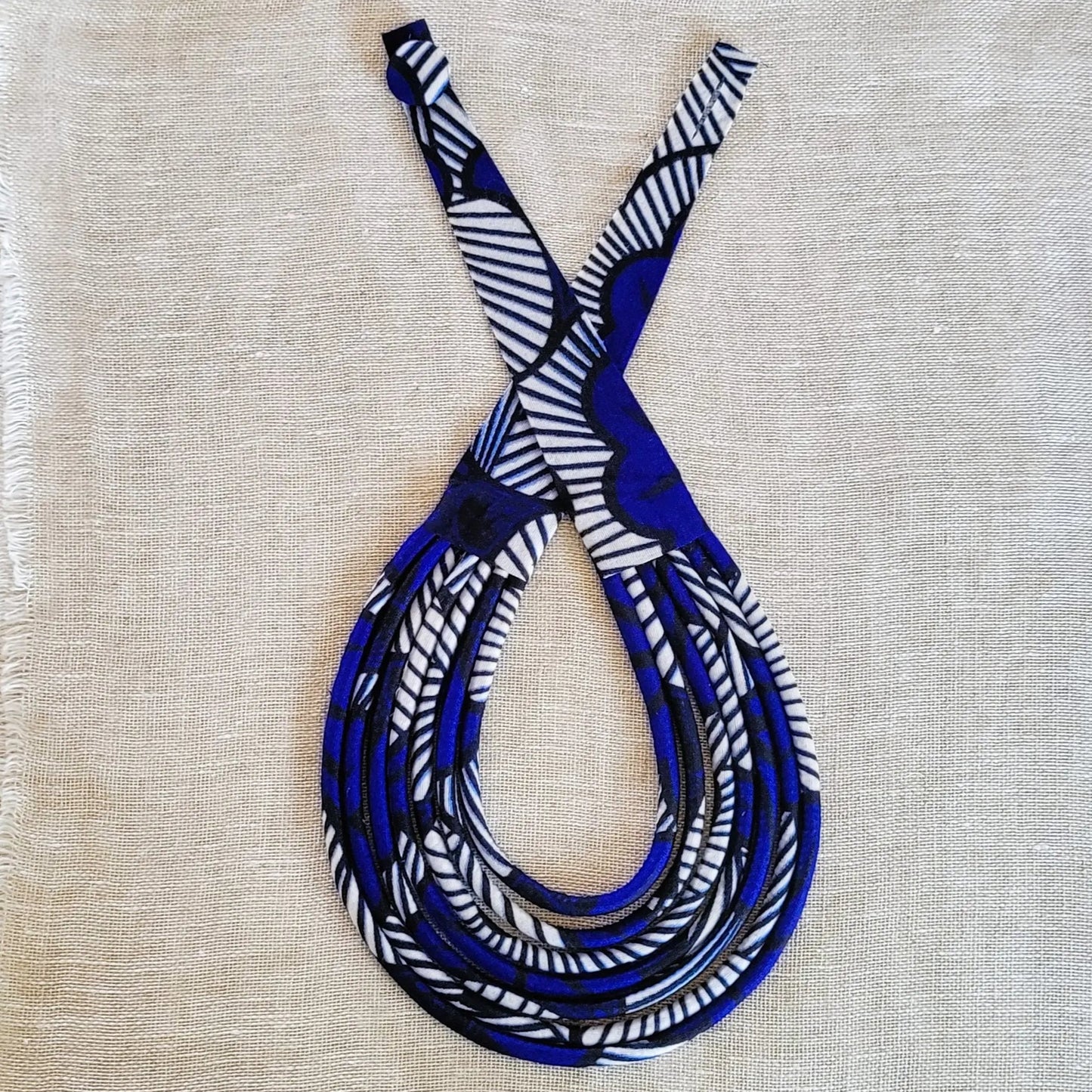 collier en tissu Aïssatou, un bijou africain traditionnel en pagne bleu et blanc