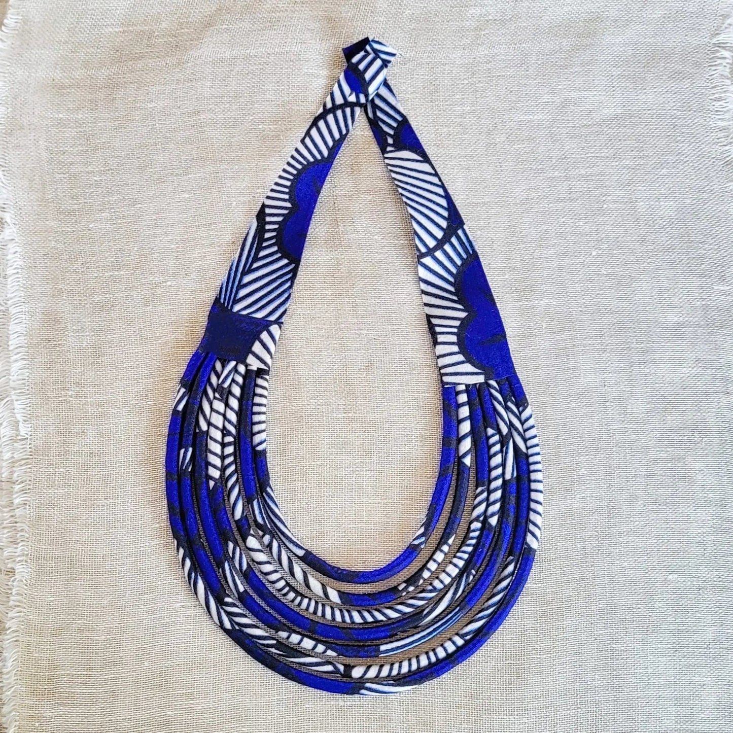 collier en tissu Aïssatou, un bijou africain traditionnel fait main à Dakar