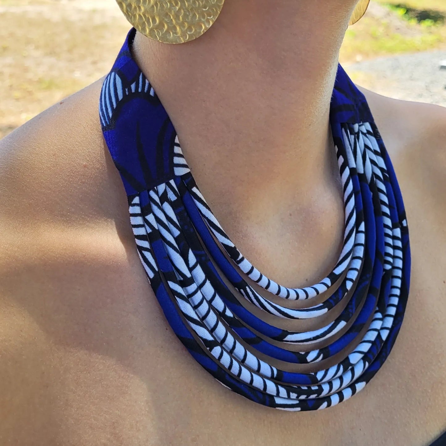 collier en tissu Aïssatou, un collier coloré en wax bleu et blanc