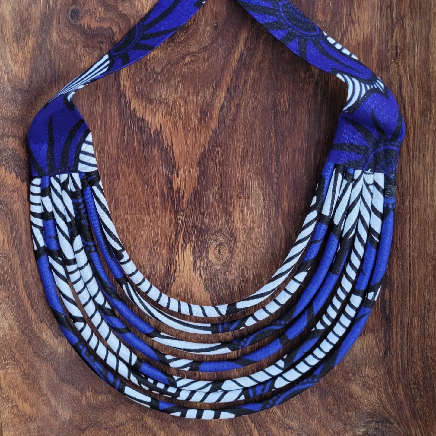 collier en tissu Aïssatou, un collier coloré en pagne bleu et blanc