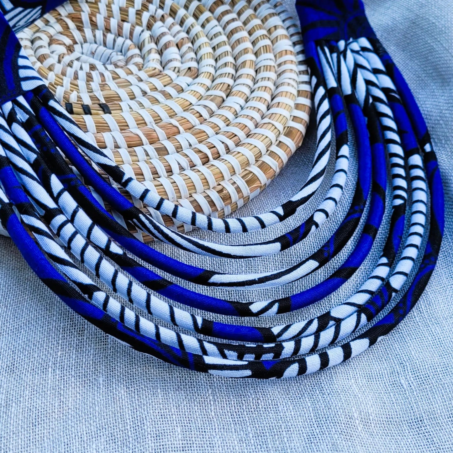 collier en tissu Aïssatou, un collier coloré fait main à Dakar