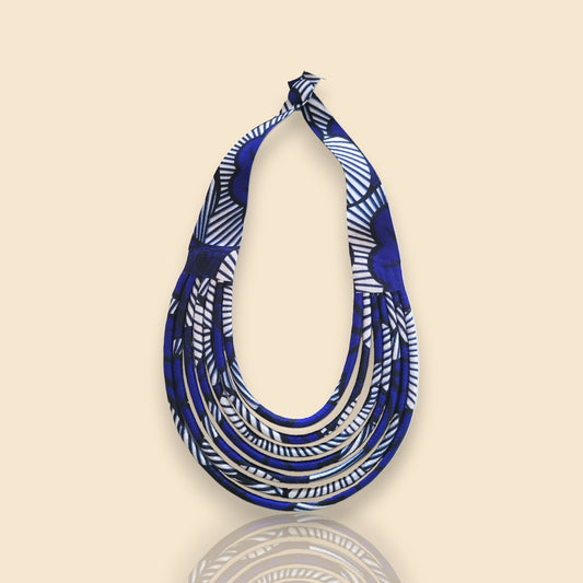 collier en tissu Aïssatou, un collier ethnique chic en wax bleu et blanc