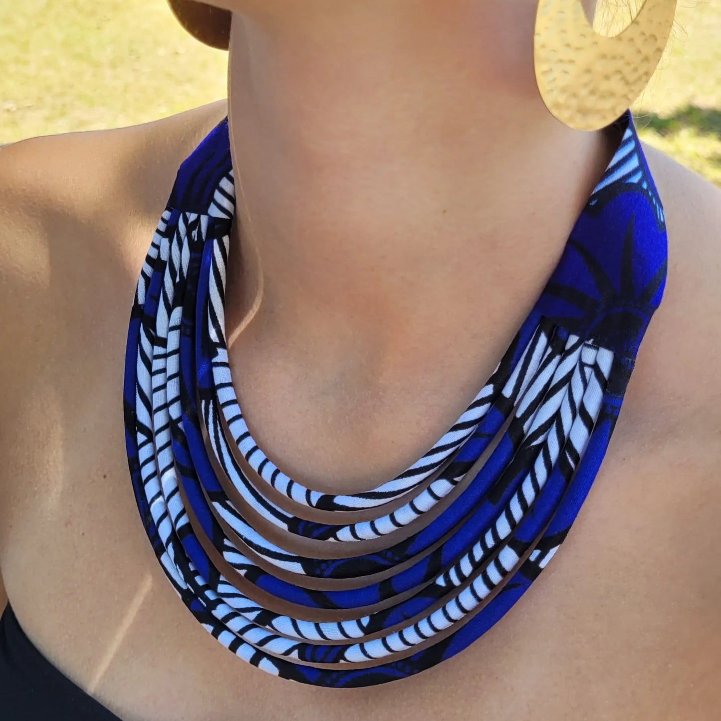 collier en tissu Aïssatou, un collier ethnique chic en pagne bleu et blanc